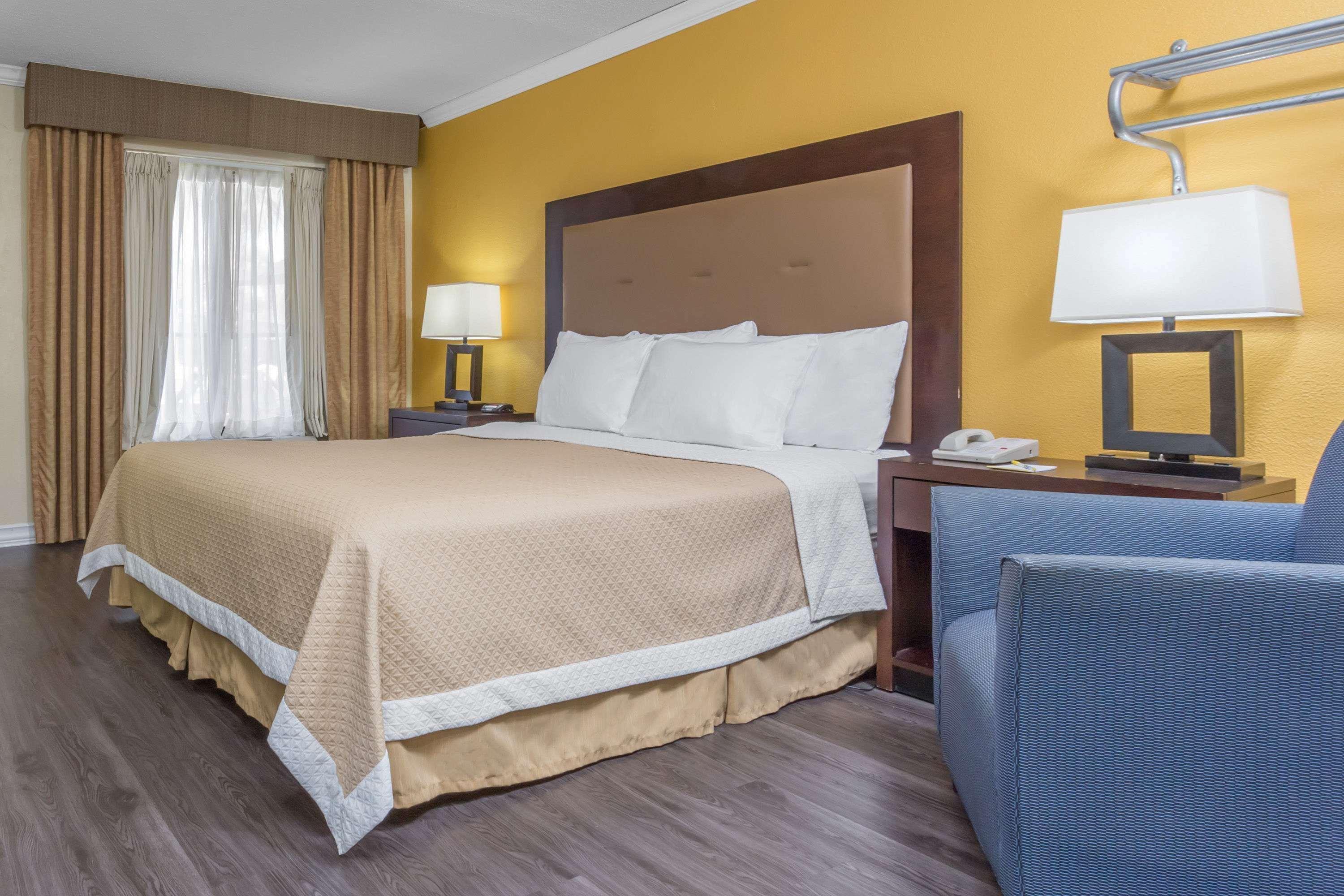Days Inn By Wyndham Pensacola - Historic Downtown Εξωτερικό φωτογραφία