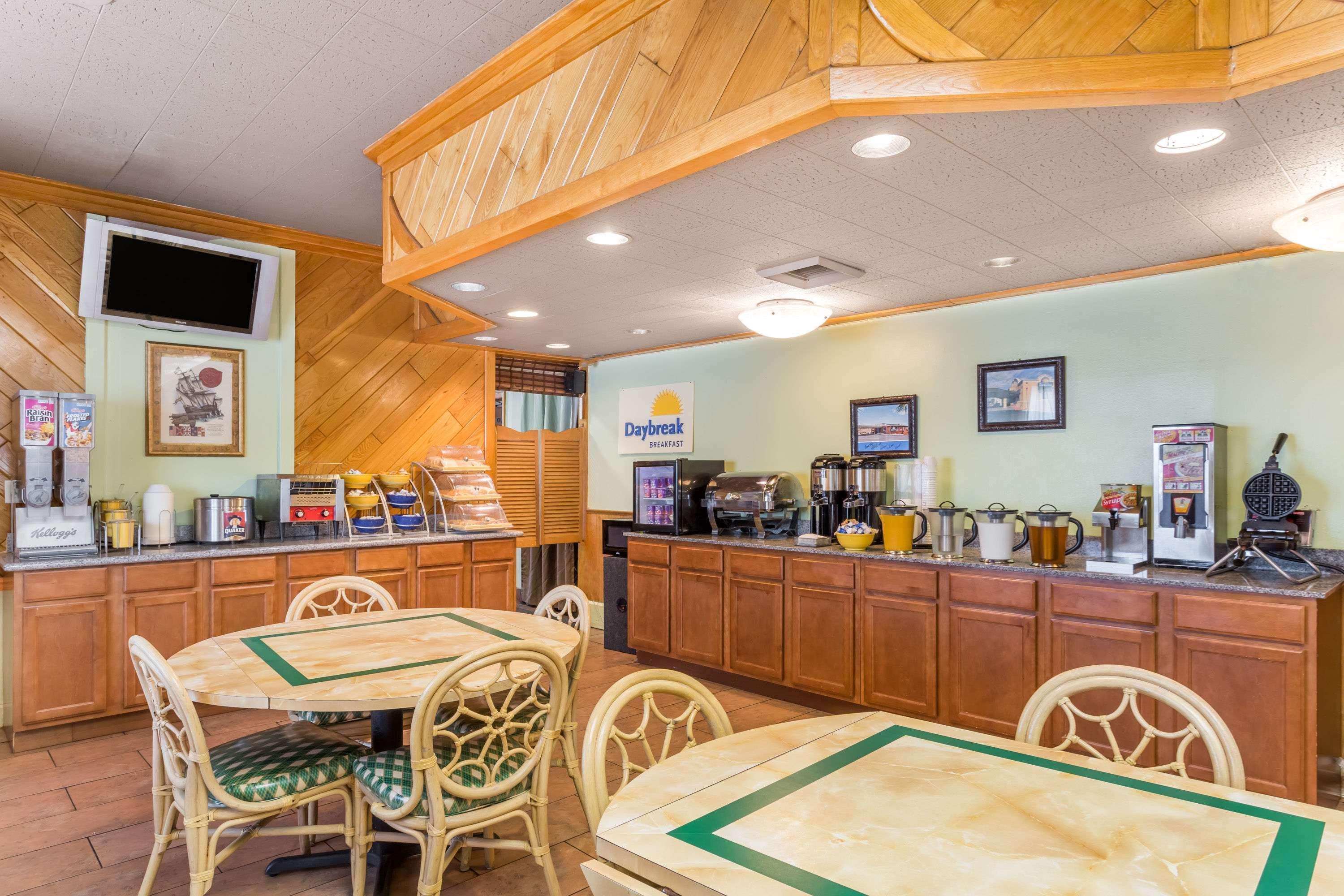 Days Inn By Wyndham Pensacola - Historic Downtown Εξωτερικό φωτογραφία