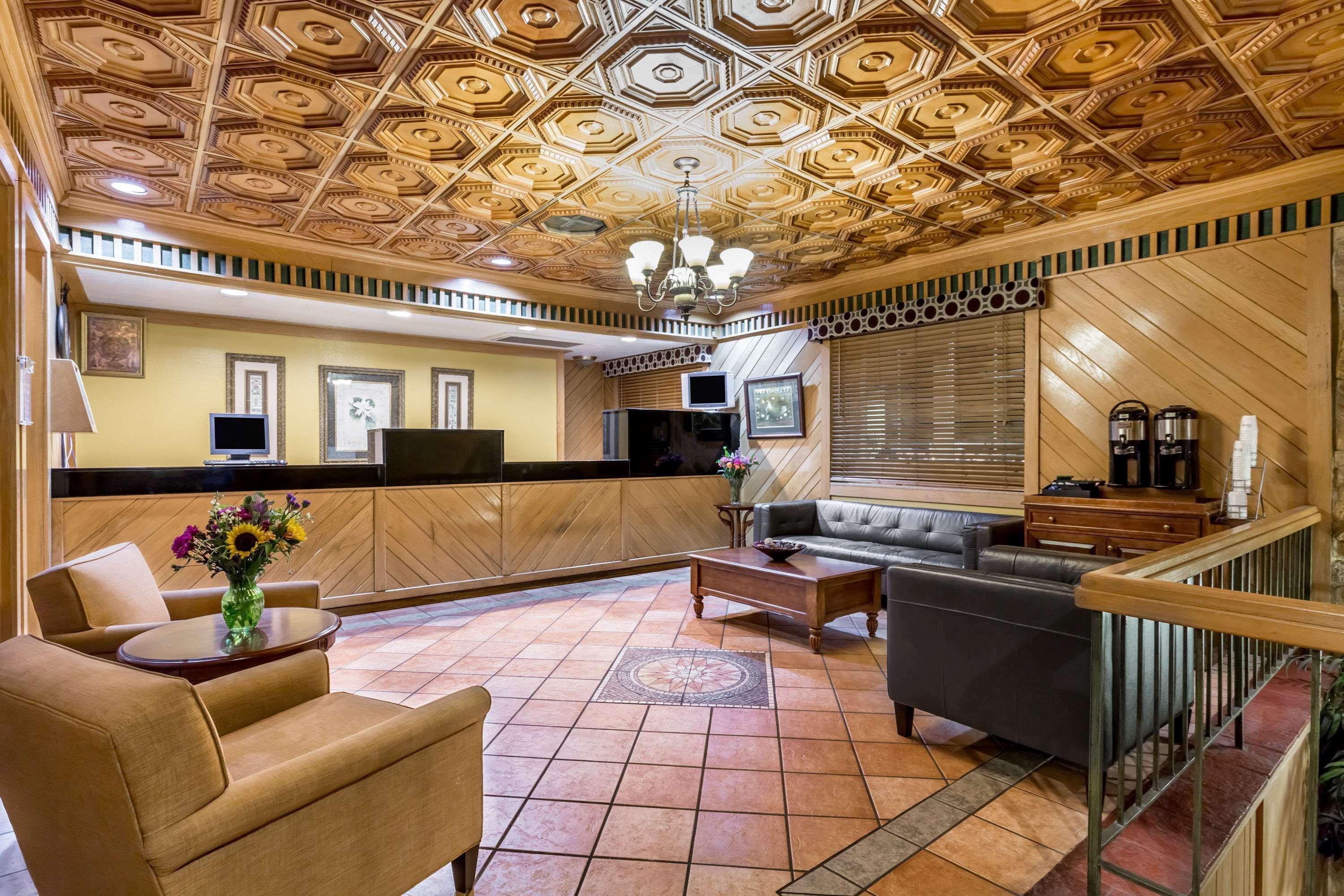 Days Inn By Wyndham Pensacola - Historic Downtown Εξωτερικό φωτογραφία