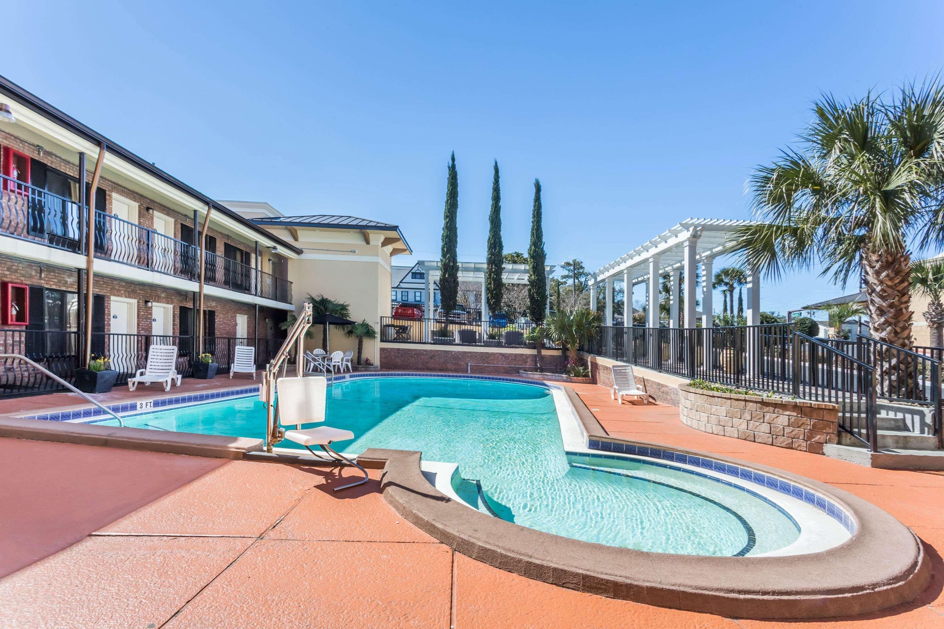 Days Inn By Wyndham Pensacola - Historic Downtown Εξωτερικό φωτογραφία