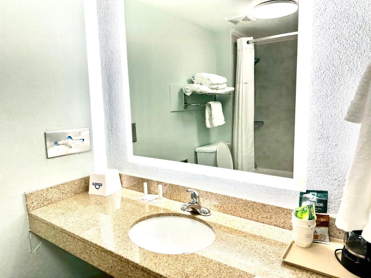 Days Inn By Wyndham Pensacola - Historic Downtown Εξωτερικό φωτογραφία