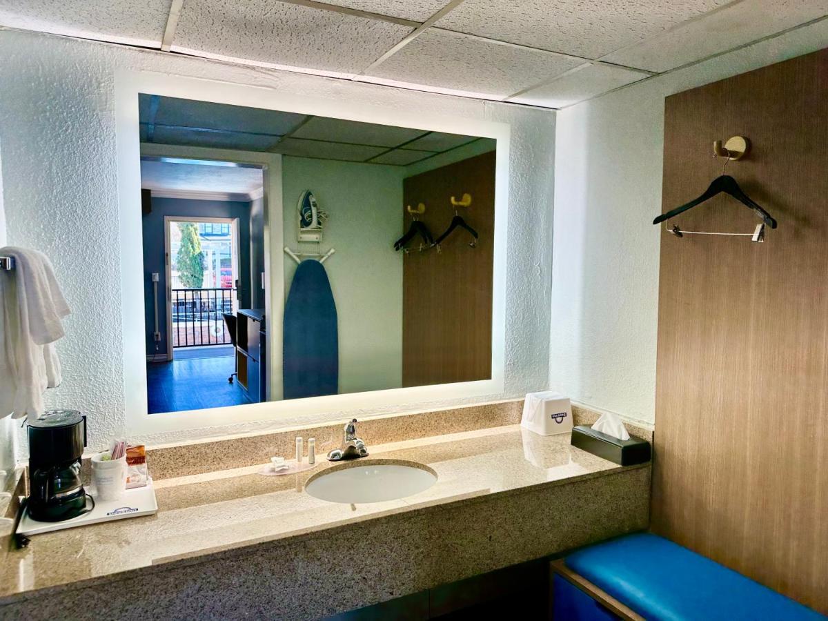 Days Inn By Wyndham Pensacola - Historic Downtown Εξωτερικό φωτογραφία