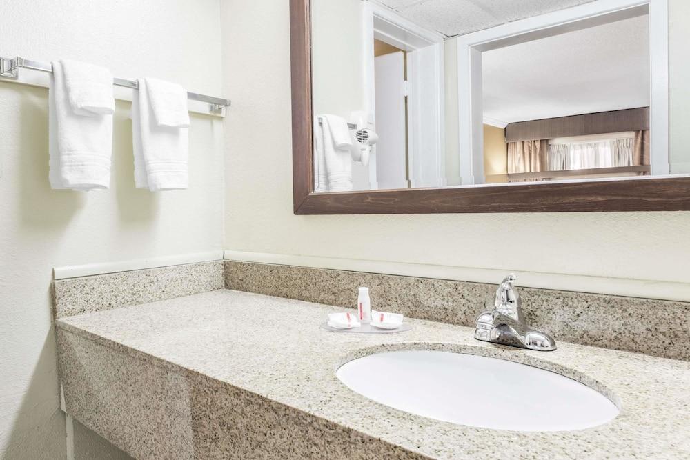 Days Inn By Wyndham Pensacola - Historic Downtown Εξωτερικό φωτογραφία